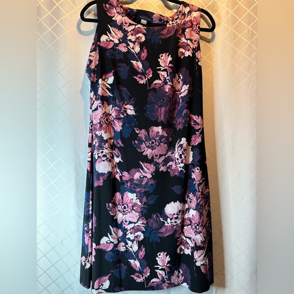 Pretty Tommy Hilfiger Floral Short Sleeveless Dress - Picture 4 of 7